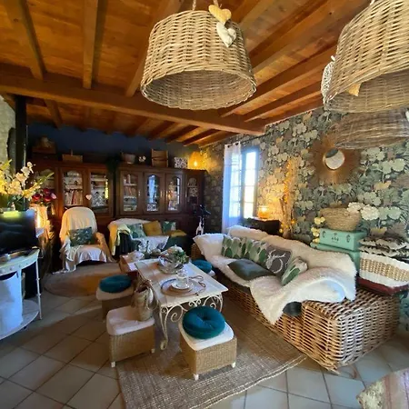 بيت شباب Domaine Des Pruniers Valeilles