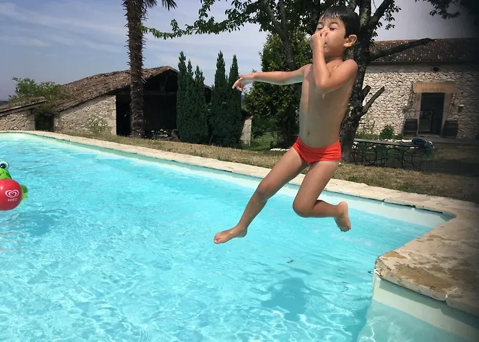 Domaine Des Pruniers Hostel *