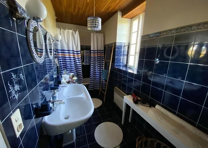 Domaine Des Pruniers Hostel Valeilles