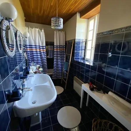 Domaine Des Pruniers Hostel Valeilles